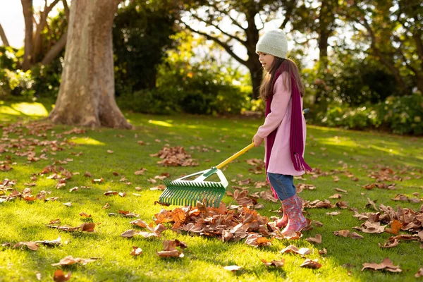 정원에서 나뭇잎을 코카서스 소녀의 즐거움 야외에서 보내는 — 스톡 사진