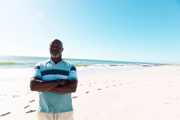 Calvo Uomo Anziano Afroamericano Con Braccia Incrociate Piedi Sulla Spiaggia — Foto Stock