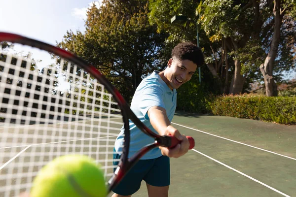 Biracial Muž Hraje Tenis Bít Míč Slunném Venkovním Tenisovém Kurtu — Stock fotografie