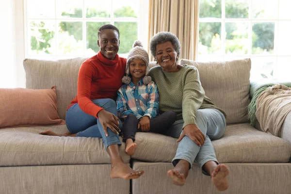 美国黑人快乐的三代女性坐在沙发上玩乐的形象 家庭与共同度过美好时光的概念 — 图库照片