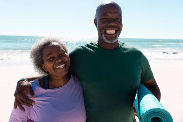 快乐的非洲裔美国老年夫妇在海滩度假 与大海和晴朗的天空相对照 复制空间 运动垫 积极的生活方式 — 图库照片