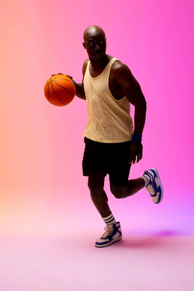 Зображення Афроамериканського Баскетболіста Баскетболістом Неоновому Помаранчевому Рожевому Тлі Концепція Спорту — стокове фото