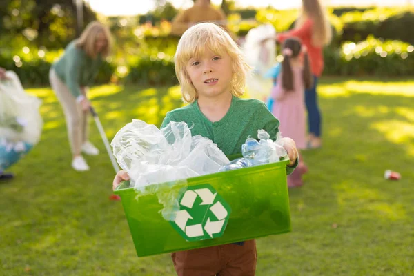 廃棄物のリサイクルのためのボックスと白人の少年のイメージ 子供時代 リサイクル エコ意識の概念 — ストック写真