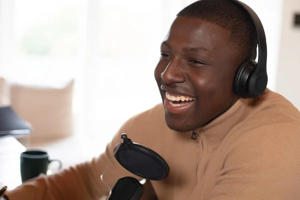 Riendo Hombre Afroamericano Haciendo Podcast Casa Usando Auriculares Comunicación Creatividad — Foto de Stock