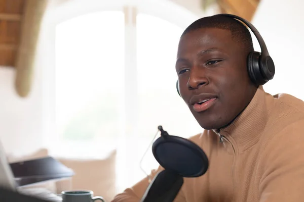 Hombre Afroamericano Feliz Auriculares Haciendo Podcast Casa Hablando Micrófono Comunicación — Foto de Stock