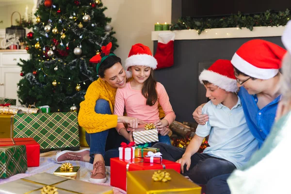白人家庭花时间在一起 拆开圣诞礼物 圣诞节 家庭时间和庆祝概念 — 图库照片