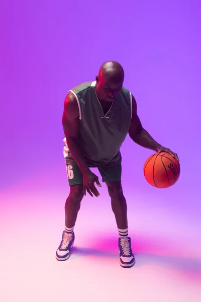Afro Amerikai Kosárlabda Játékos Képe Amint Neon Lila Háttéren Kosarazik — Stock Fotó