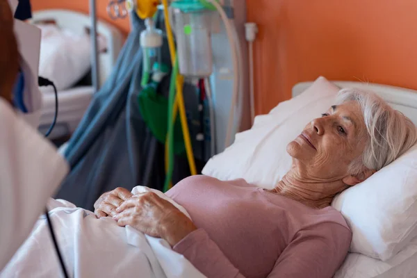 Usmívající Kavkazská Starší Pacientka Ležící Nemocničním Lůžku Kopírující Prostor Nemocniční — Stock fotografie