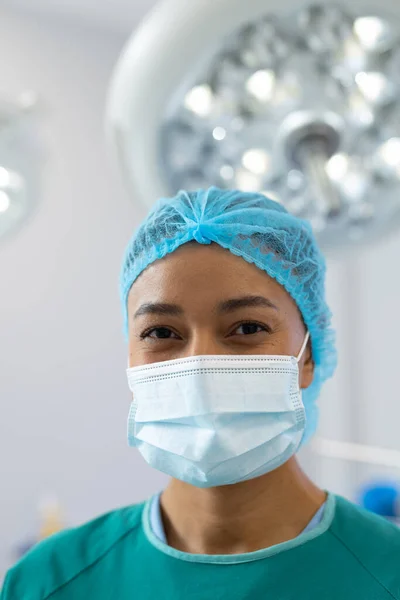 剧场里戴着外科口罩 头罩和长袍 面带微笑的女医生的垂直肖像 医疗和保健服务 复制空间 — 图库照片