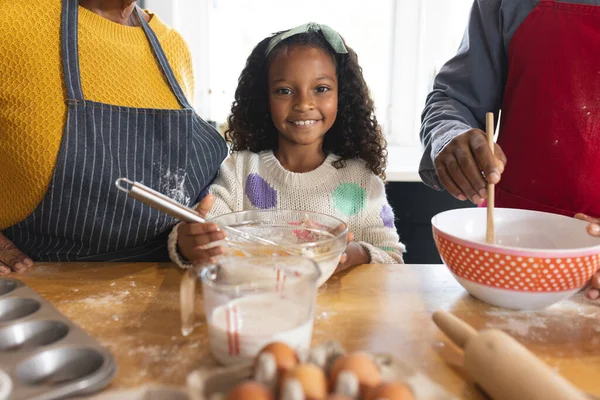 Imagen Felices Abuelos Afroamericanos Nieta Horneando Cocina Familia Pasar Tiempo — Foto de Stock