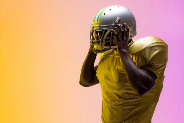 Amerykański Futbolista Kasku Neonowym Żółtym Fioletowym Oświetleniem Sport Ruch Szkolenie — Zdjęcie stockowe