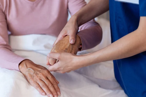 Μεσοτομή Διαφόρων Γυναικών Φυσιοθεραπευτών Που Εξετάζουν Χέρι Της Ηλικιωμένης Γυναίκας — Φωτογραφία Αρχείου