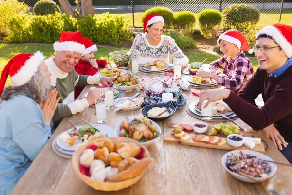 Kavkazská Rodina Tráví Čas Spolu Mají Vánoční Stromeček Zahradě Vánoce — Stock fotografie