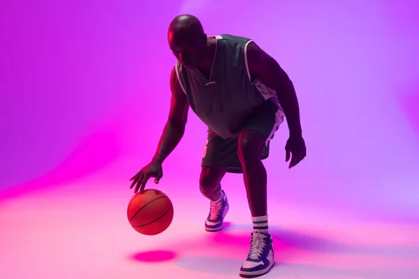 Afbeelding Van Afro Amerikaanse Basketbalspeler Stuiteren Basketbal Neon Paarse Achtergrond — Stockfoto