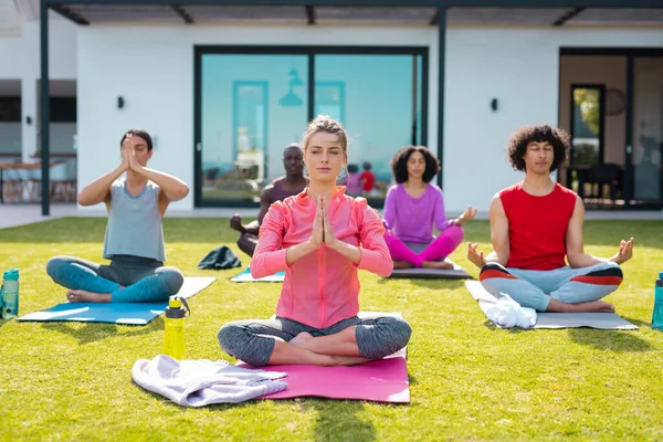 Diverse Vrienden Die Yoga Beoefenen Mediteren Tuin Gezondheid Feest Vriendschap — Stockfoto