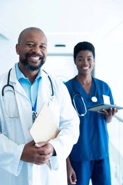 Porträtt Lycklig Afrikansk Amerikansk Manlig Och Kvinnlig Läkare Sjukhuskorridoren Med — Stockfoto