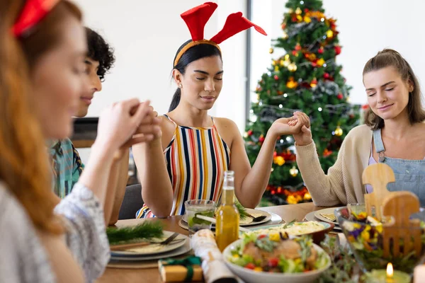 Mutlu Çeşitli Arkadaşlar Noel Akşam Yemeğinden Önce Masada Oturup Dua — Stok fotoğraf