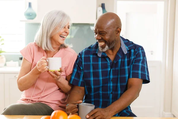 Ευτυχισμένο Ζευγάρι Ηλικιωμένων Που Πίνουν Καφέ Στην Κουζίνα Εξόδευση Ποιοτικού — Φωτογραφία Αρχείου