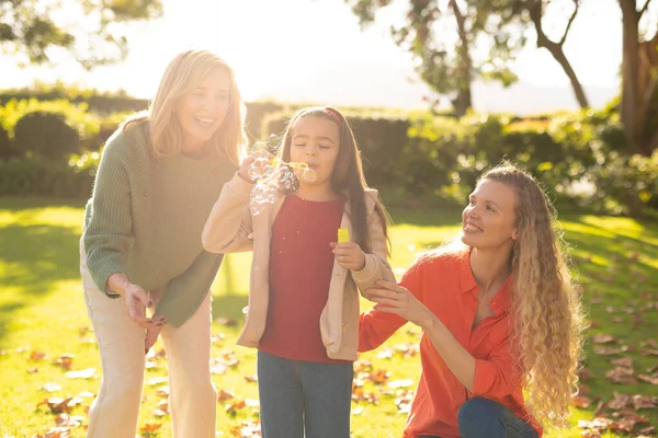 Bild Lyckliga Tre Generationer Kaukasiska Kvinnor Med Såpbubblor Trädgården Familj — Stockfoto
