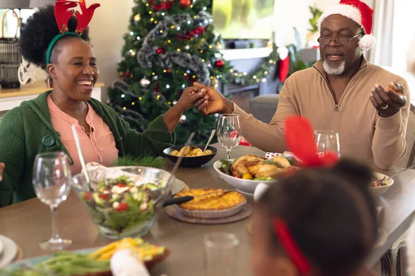 Família Afro Americana Feliz Rezando Antes Ter Refeição Natal Natal — Fotografia de Stock