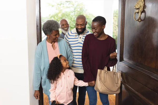 一幅幅多代快乐的非洲裔美国家庭入户的画面 大家庭 共同度过美好时光的概念 — 图库照片