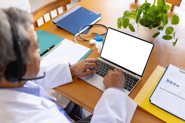 Senior Biracial Männlichen Arzt Mit Laptop Und Headset Für Videoanrufe — Stockfoto