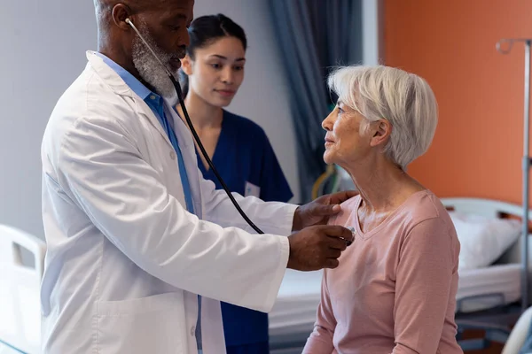 Olika Äldre Manliga Läkare Med Stetoskop Undersöker Äldre Kvinnliga Patienten — Stockfoto