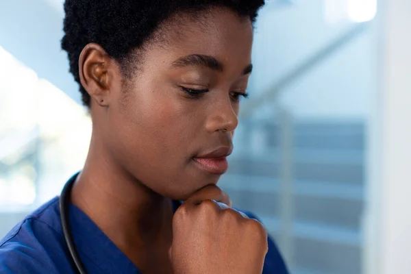 病院の廊下にあるアフリカ系アメリカ人の女性医師をコピースペースで考えた 医療サービス — ストック写真