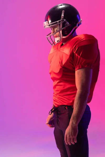 Biały Mężczyzna Amerykański Piłkarz Kasku Neonowym Fioletowym Różowym Oświetleniem Sport — Zdjęcie stockowe