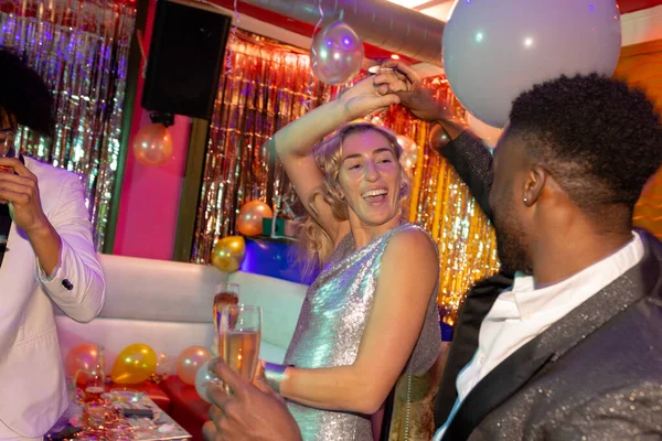 Boldog Változatos Pár Táncol Pezsgőt Iszik Egy Nightclubban Szórakozás Ivás — Stock Fotó