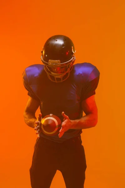 Jogador Futebol Americano Masculino Caucasiano Segurando Bola Com Iluminação Laranja — Fotografia de Stock