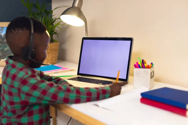 Lachen Afrikaanse Amerikaanse Jongen Leren Met Behulp Van Koptelefoon Laptop — Stockfoto