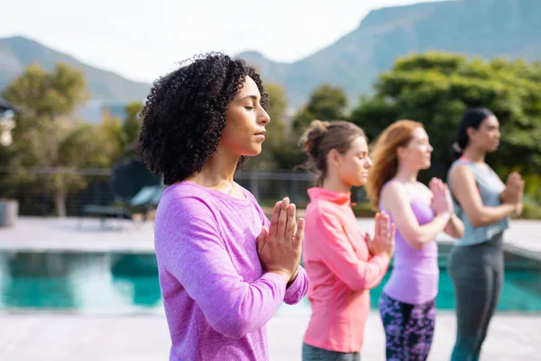 Felices Amigos Diversos Practicando Yoga Meditando Jardín Salud Celebración Amistad — Foto de Stock