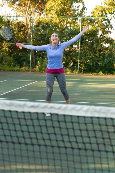 Mulher Caucasiana Feliz Jogando Tênis Celebrando Campo Ténis Livre Esporte — Fotografia de Stock