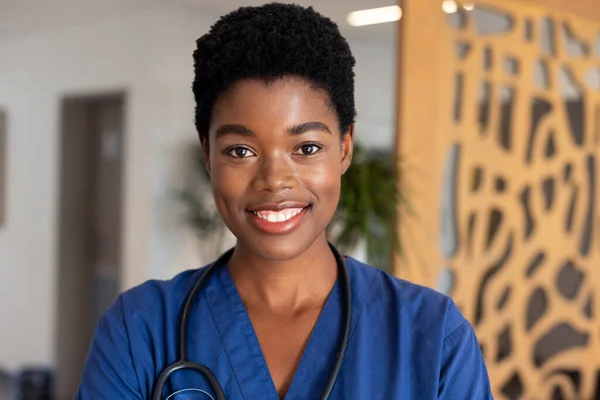 Porträtt Lycklig Kvinnlig Afrikansk Amerikansk Läkare Med Stetoskop Globalt Koncept — Stockfoto