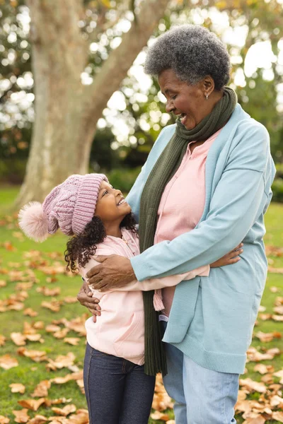 Κάθετη Εικόνα Της Χαρούμενης Αφροαμερικανής Γιαγιάς Και Εγγονής Που Αγκαλιάζονται — Φωτογραφία Αρχείου