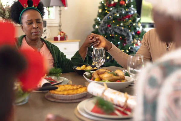 Boldog Afro Amerikai Család Imádkozik Mielőtt Karácsonyi Vacsorát Eszünk Karácsony — Stock Fotó