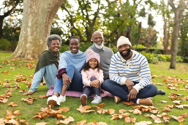 Mutlu Afro Amerikan Ailesinin Sonbahar Bahçesindeki Hali Aile Birlikte Kaliteli — Stok fotoğraf