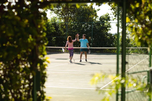 Χαμογελαστό Ζευγάρι Που Παίζει Τένις Σφίγγει Χέρια Στο Ηλιόλουστο Γήπεδο — Φωτογραφία Αρχείου