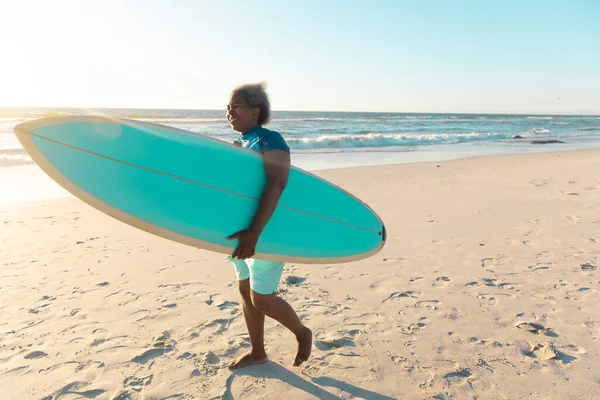 Sörf Tahtası Olan Afrikalı Amerikalı Son Sınıf Öğrencisi Gün Batımında — Stok fotoğraf