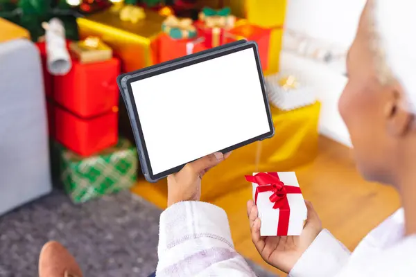 Glückliche Afroamerikanerin Mit Weihnachtsmann Hut Tablet Mit Kopierplatz Allein Weihnachten — Stockfoto