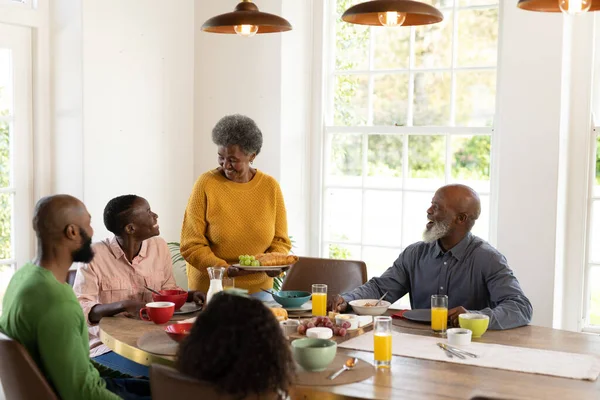 Εικόνα Της Χαρούμενης Αφρικανικής Οικογένειας Πολλών Γενεών Που Τρώνε Πρωινό — Φωτογραφία Αρχείου