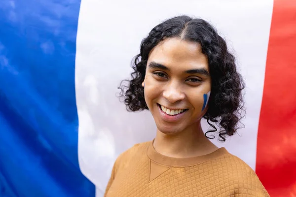 Porträt Eines Glücklichen Birassischen Mannes Der Über Der Französischen Flagge — Stockfoto