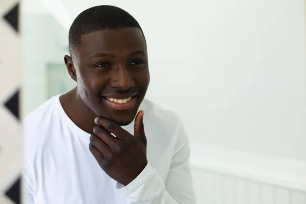 Een Gelukkige Afro Amerikaanse Man Badkamer Die Glimlachend Spiegel Kijkt — Stockfoto