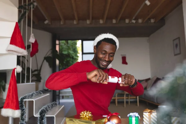 Feliz Hombre Afroamericano Con Sombrero Santa Con Regalos Navidad Mesa — Foto de Stock
