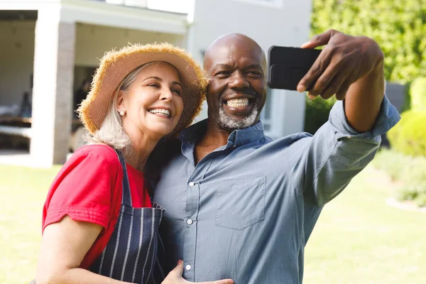 Feliz Pareja Ancianos Diversos Tomando Selfie Jardín Pasar Tiempo Calidad —  Fotos de Stock