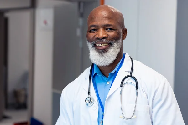 Портрет Улыбающегося Африканского Старшего Врача Мужчины Больничном Коридоре Больничные Медицинские — стоковое фото