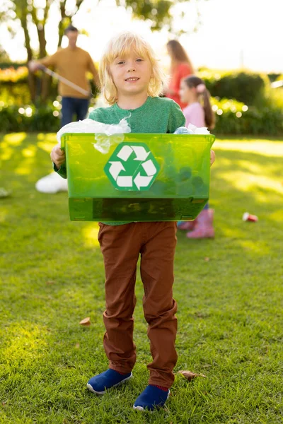廃棄物のリサイクルのためのボックスと白人の少年の垂直画像 子供時代 リサイクル エコ意識の概念 — ストック写真