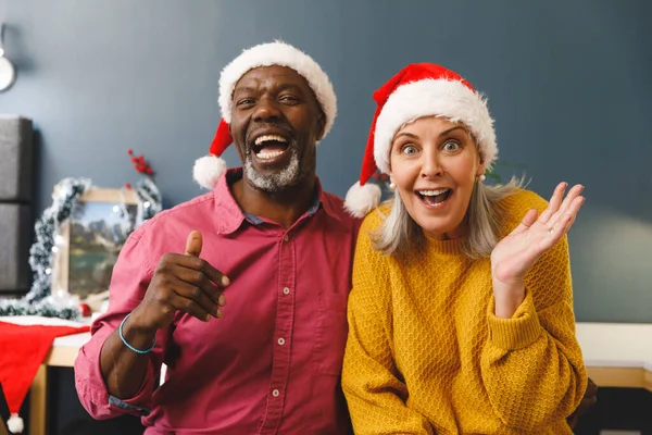 Feliz Pareja Ancianos Diversos Sombreros Santa Haciendo Videollamada Navidad Riendo —  Fotos de Stock