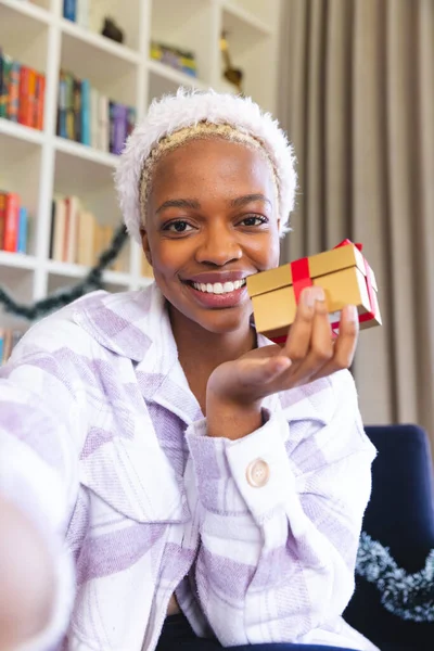 Glad Afrikansk Kvinna Med Jultomtehatt Och Videosamtal Tillbringa Kvalitetstid Enbart — Stockfoto